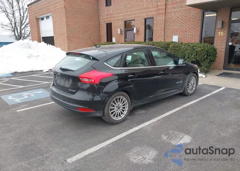 2016 Ford Focus Electric z USA, uszkodzony, nr VIN 1FADP3R41GL388312